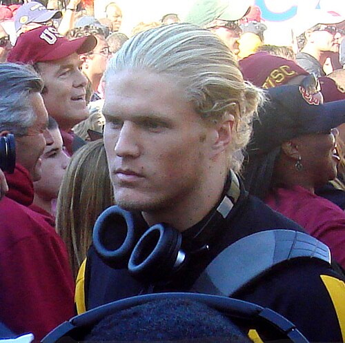 1788619653201_500px Clay_Matthews_III_ 28USC_Trojans_linebacker_and_defensive_end 29_walking_into_Notre_Dame_Stadium_for_October_20 2C_2007_game_against_the_Notre_Dame_Fighting_Irish